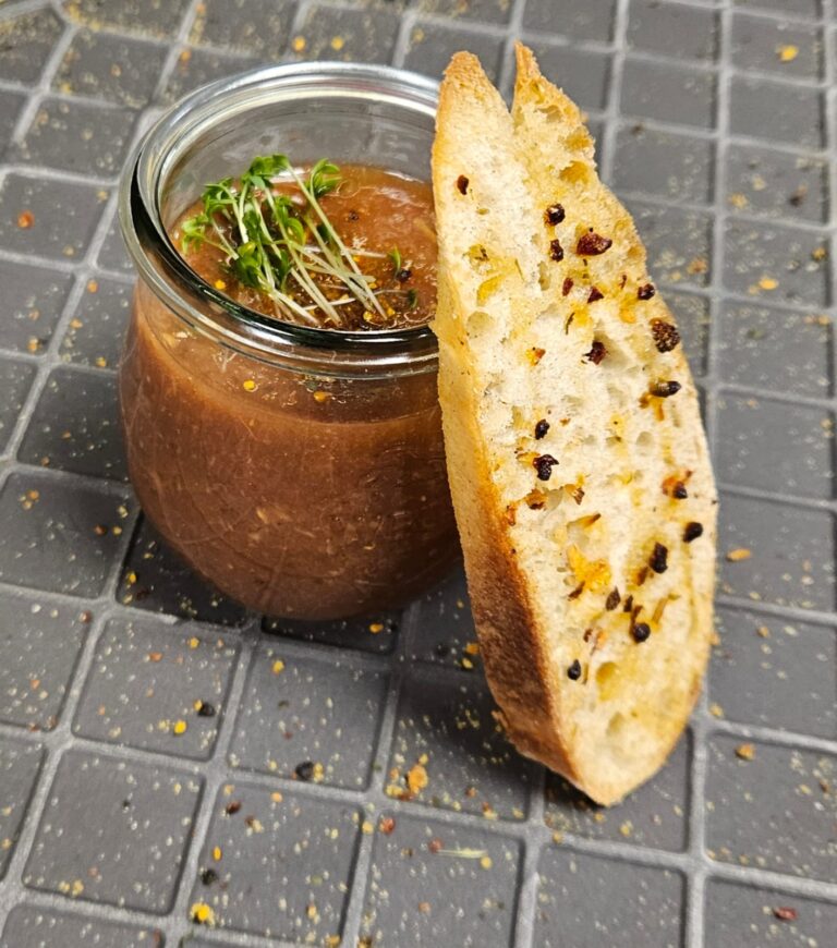 Gemüsegazpacho mit Brotchip