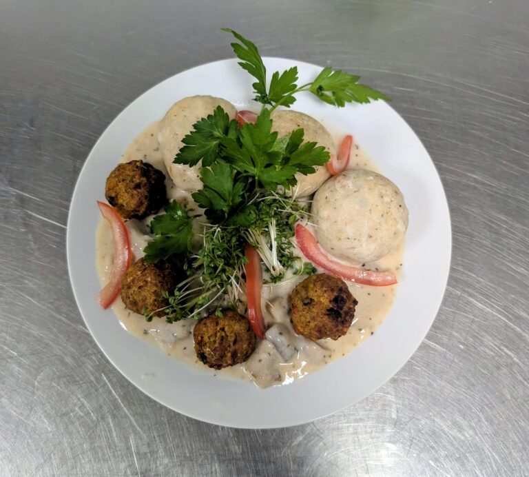 Semmelknödel mit Gemüsebällchen auf Rahmchampignons