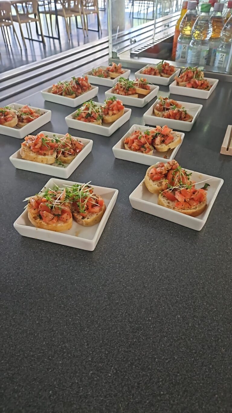 Tomate und Mozzarella, angerichtet für ein Catering