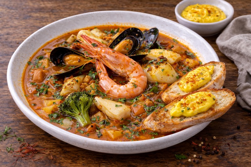 Leckere Bouillabaisse mit Meeresfrüchten