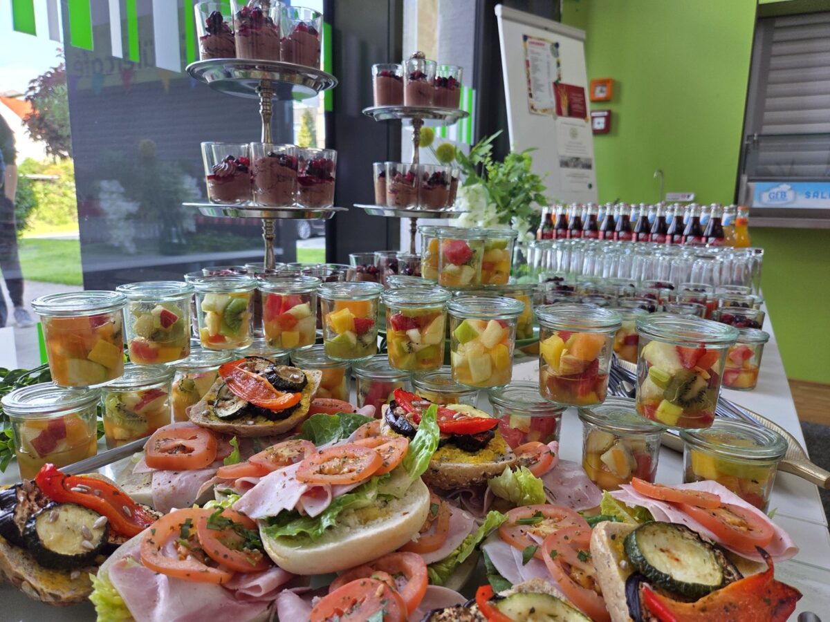 Catering von Geschmackswerk: Etagere mit Gläsern und belegten Brötchen