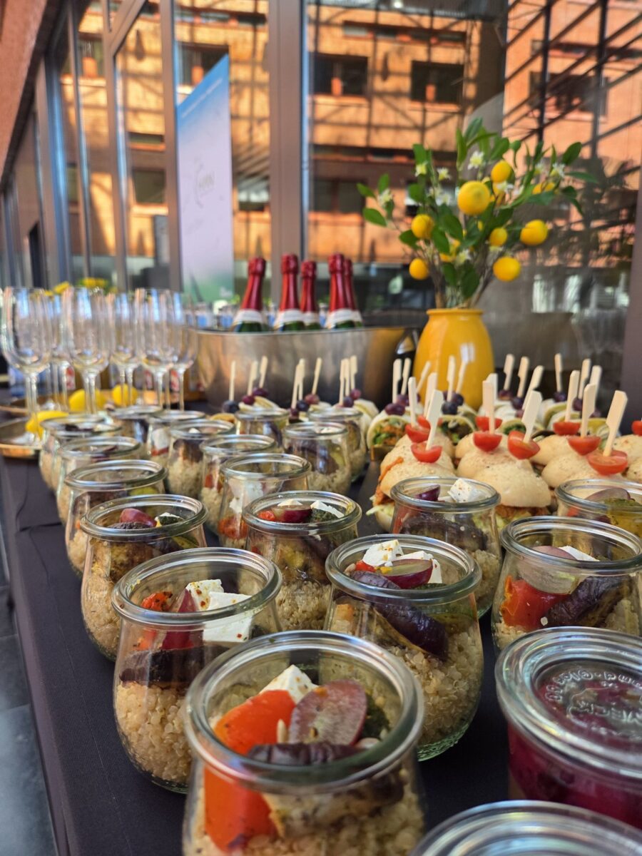 Fingerfood-Catering von Geschmackswerk: Gläser und Mini-Burger am Spieß