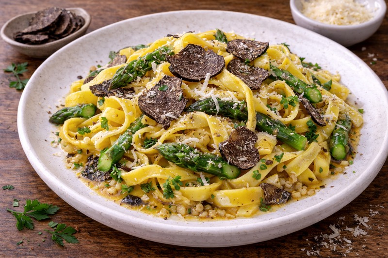 tagliatelle_trueffel_pecorino_spargel_teller_800x533